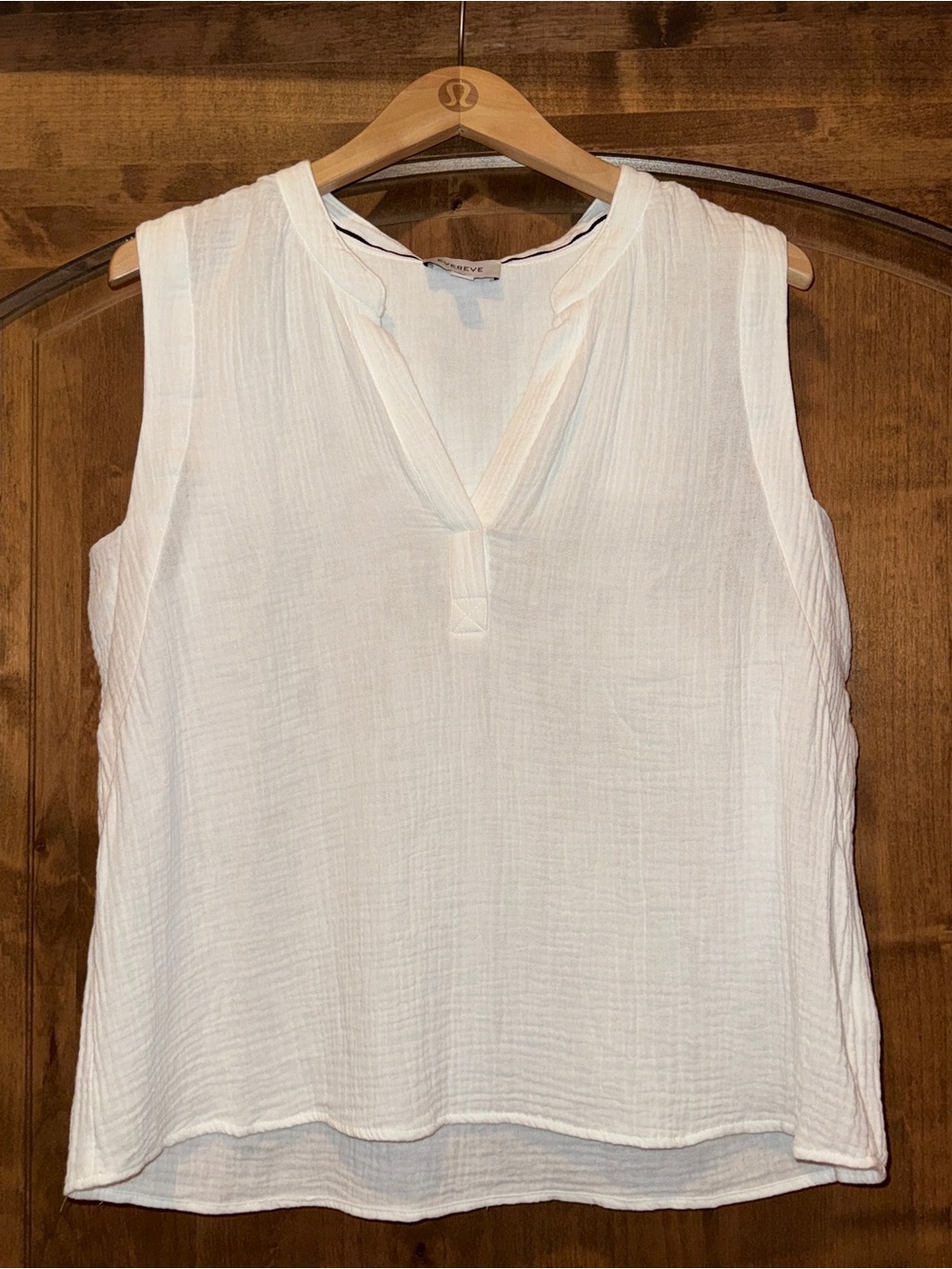 Evereve White Sleeveless V-Neck Gauze Tank